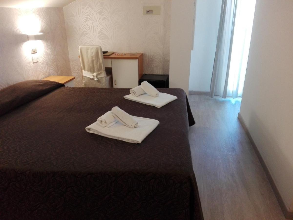 Hotel Ermeti B&B Brunch Riccione Ngoại thất bức ảnh