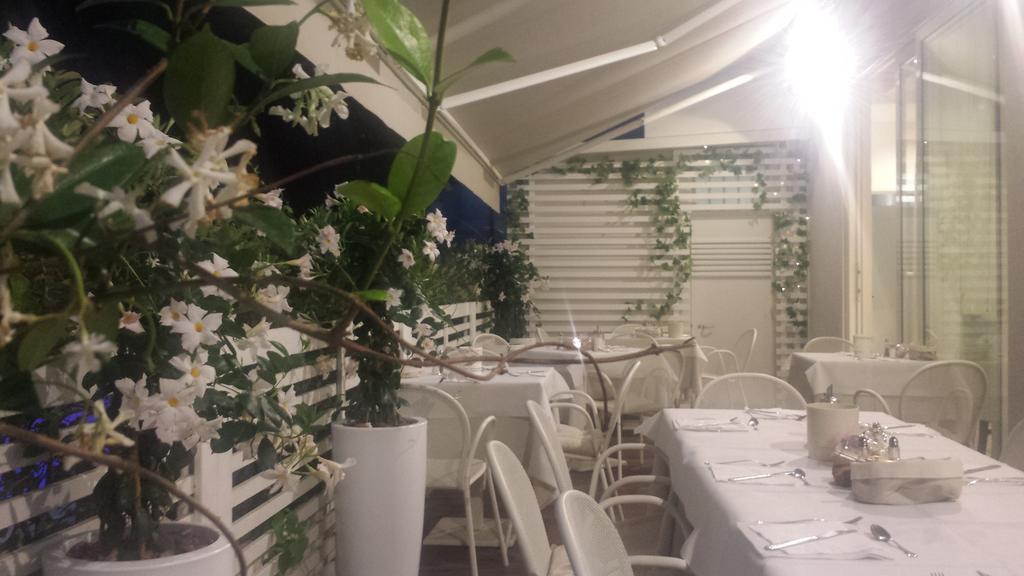 Hotel Ermeti B&B Brunch Riccione Ngoại thất bức ảnh