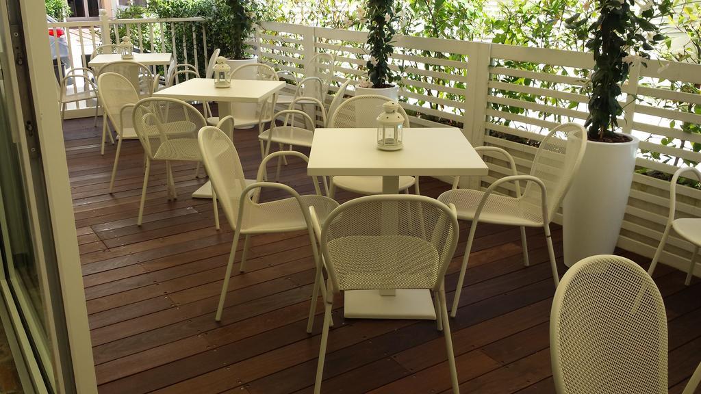 Hotel Ermeti B&B Brunch Riccione Ngoại thất bức ảnh